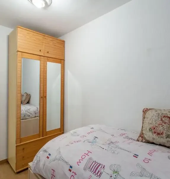 Suitable bedrooms in a very nice flat, in Marxalenes