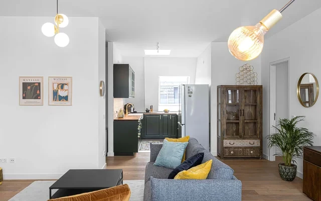 Beautiful 5 rooms and 2 balconies in a top location in Prenzlauer Berg 2