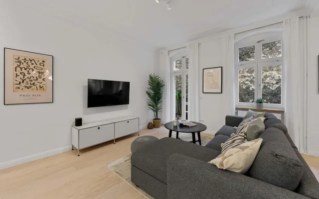 Luxurious, freshly renovated 4 room apartment in Prenzlauer Berg in the heart of Berlin. 2