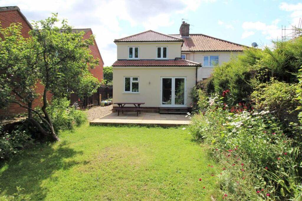 5 bed house (sleeps 9) with parking