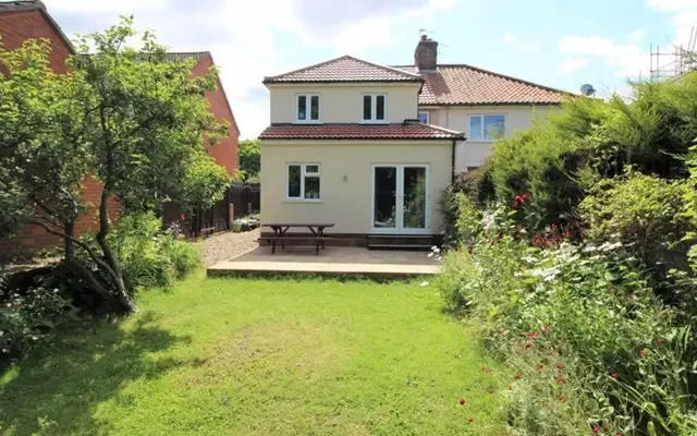 5 bed house (sleeps 9) with parking 0