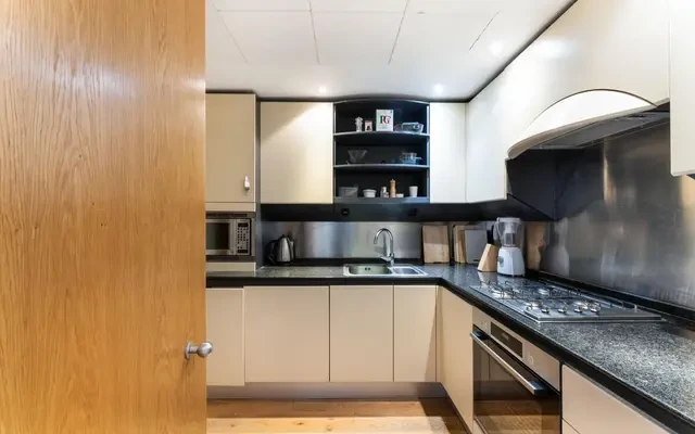 Eaton House, Canary Riverside, 38 Westferry Circus, London, E14 8RN 1