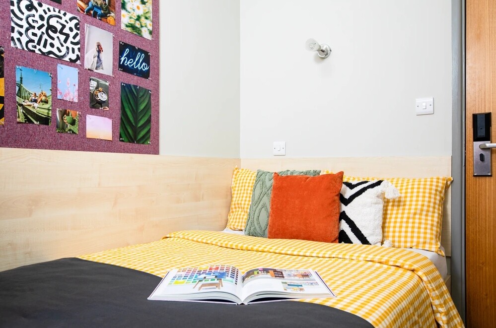 PARTLY ACCESSIBLE NON ENSUITE