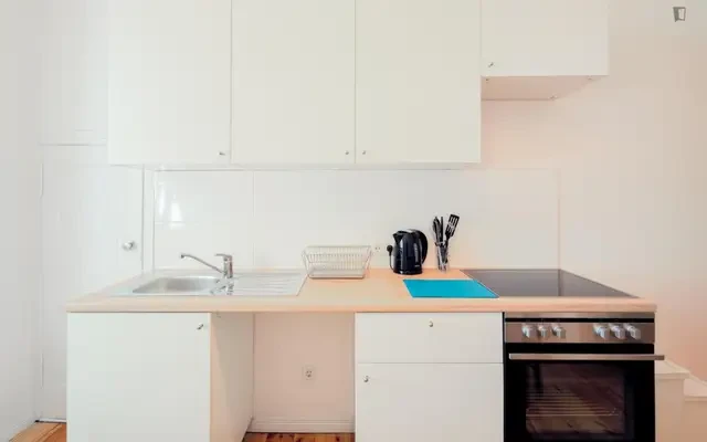 Great single bedroom in 6-bedroom apartment 3