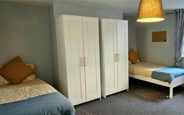 Bed in a comfy twin bedroom, near the Broadstone-University train station 0