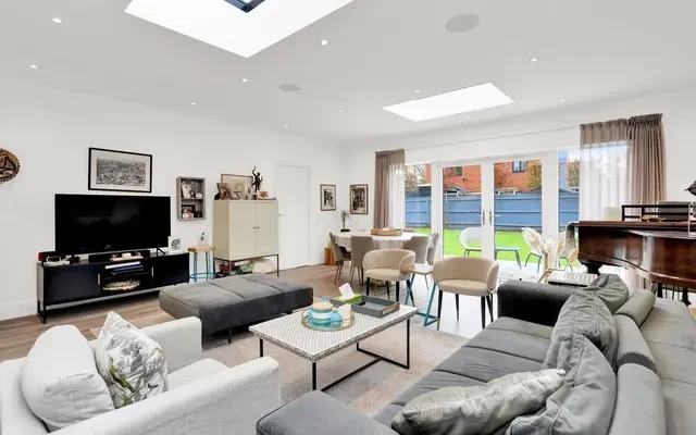 Bridges Avenue, East Molesey, Surrey, KT8 0AP 1