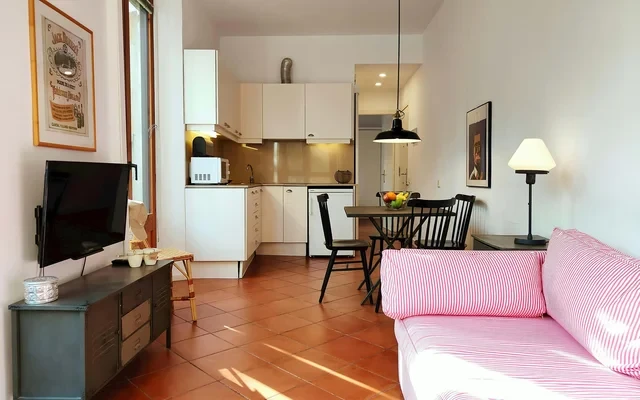 Sun-filled, comfy & central. Views of La Rambla.RJ 1