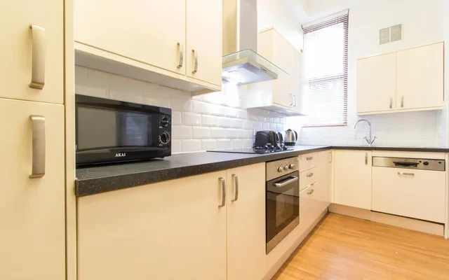 Flat 2, 17 Ladybarn Road - Manchester student accommodation - 6 Beds 2 baths