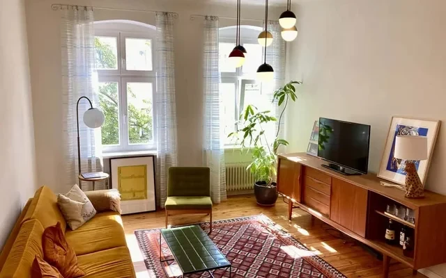 Elegant, cozy & fully furnished south-facing apartment near Savigny Platz & Ku'damm 4
