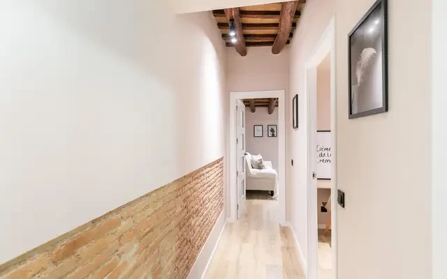 Luminous 3-bedroom apartment close to La Rambla 1
