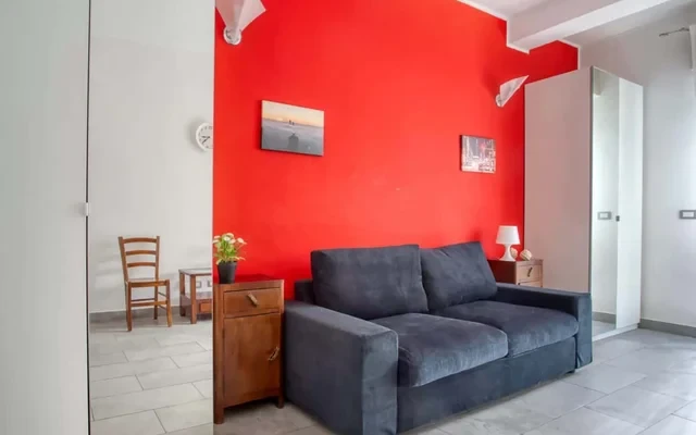 Large 3-bed apt w/ balconies&desks 0