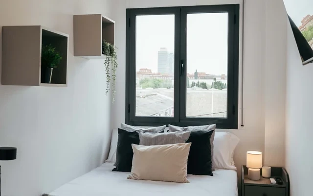 SUPER BRIGHT, NEWLY RENOVATED FLAT 0