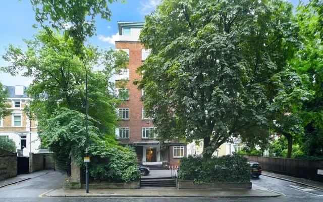 Holland Park Avenue London W11 3