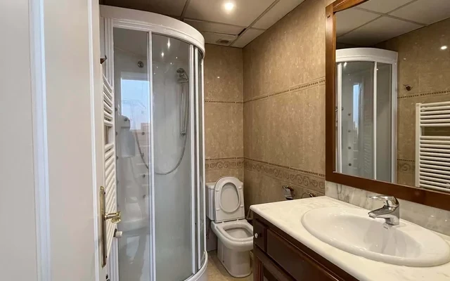 Apartment in Calle de Roma, Madrid for 330 m² with 8 bedrooms 3
