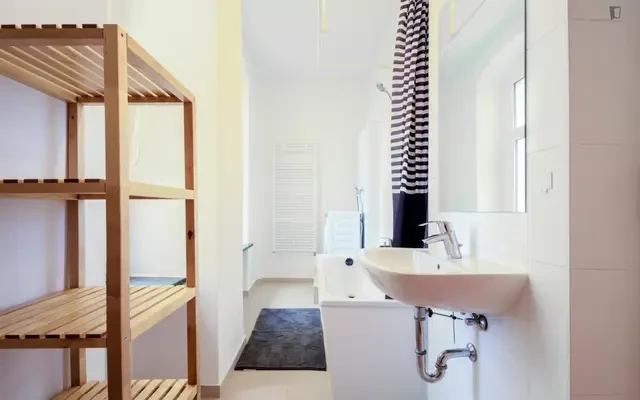 Great single bedroom in 6-bedroom apartment 4