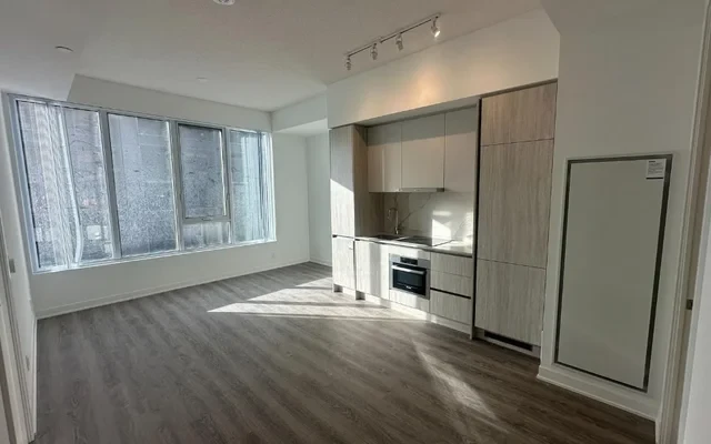 180 Front Street E 4