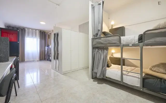 Bed in neat quadruple bedroom near Odivelas metro station - 리스본 학생 숙소 - Quadruple bedroom