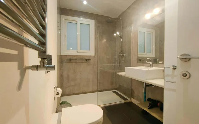 FS2 - ample 2 bedr apartm close to Hospital Clinic 4