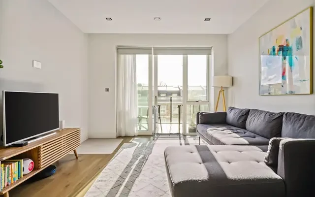 Renaissance Square Apartments, Palladian Gardens, Chiswick, London, W4 2DZ 2