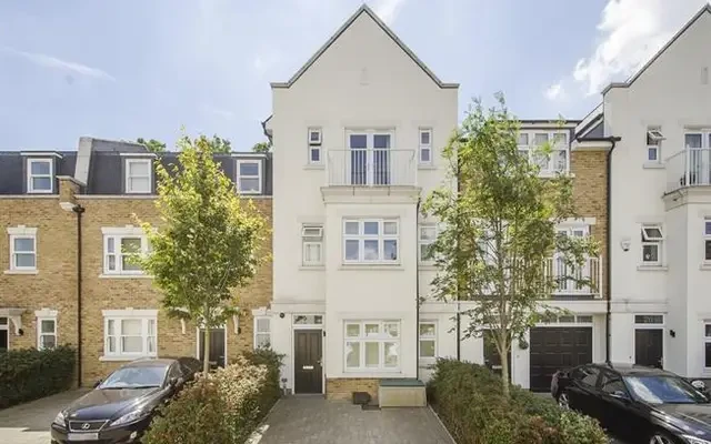 Emerald Square, London, SW15 5FP 0