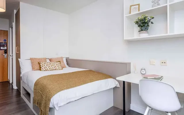 Lit Charles Morton Court - London student accommodation
