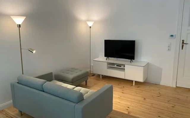 Umfassend modernisierte 3-Zimmer Altbau-Wohnung mit Balkon 2