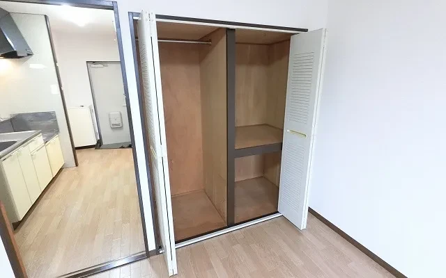 Surplus One Flora Room 105 1