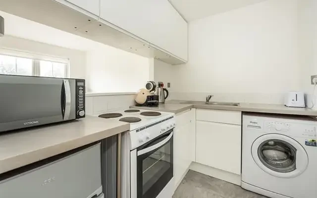 Windmill Rise, Kingston Upon Thames, KT2 7TU 4