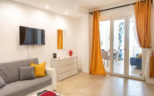 COZY APARTMENT (up to 4) with separated LIVING AREA (or second room) and PVT GARDEN, 15 min to ROME-DOWNTOWN #R9 3