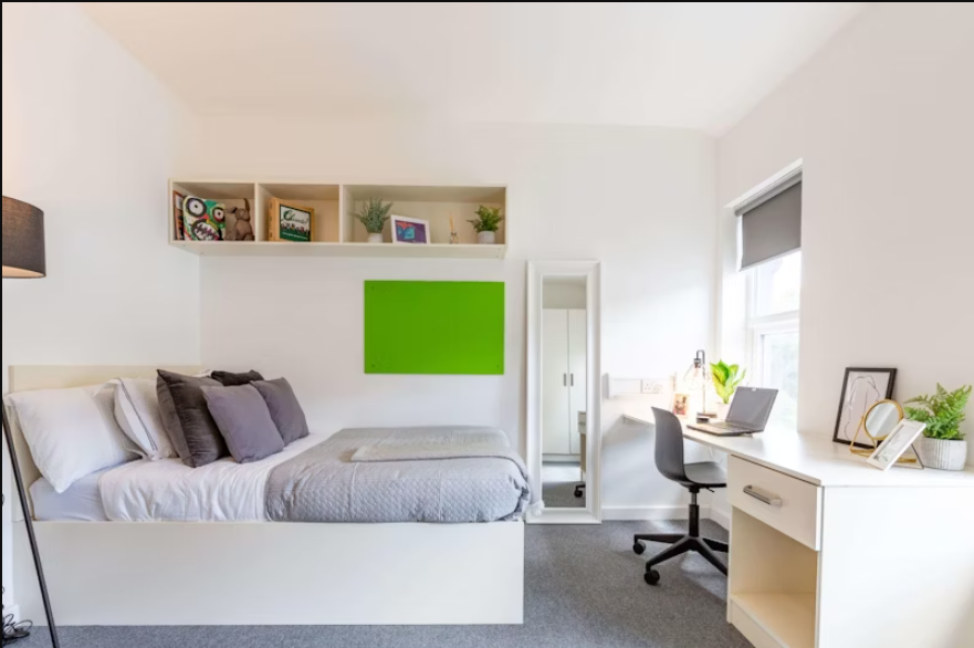 Room in a 3 Bed Apartment