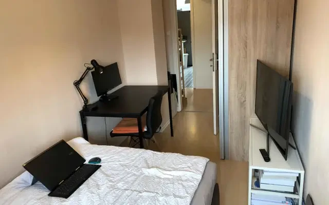 Cosy single bedroom with TV in a 3-bedroom apartment 1