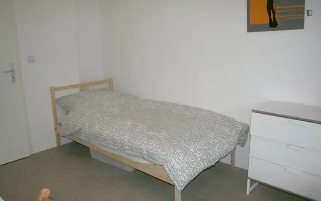 Breezy single bedroom in Moabit 3
