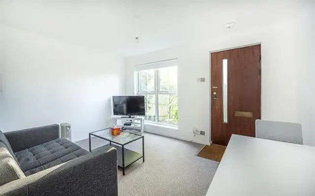 Windmill Rise, Kingston Upon Thames, KT2 7TU 3