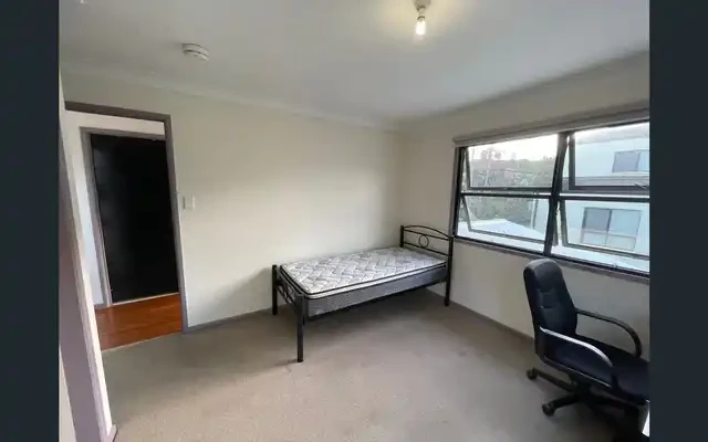 85 Munro St 1