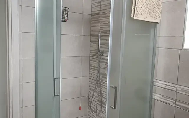 Single bedroom in 4-bedroom apartment 1