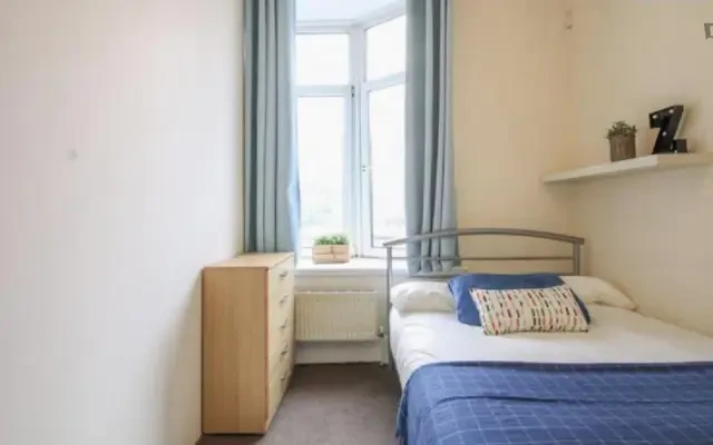 Bright double bedroom in a 9-bedroom flat, near Kilburn tube station 0