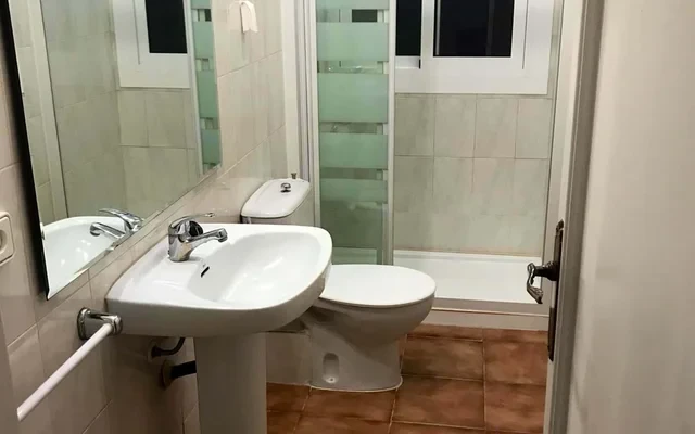 Avinguda de Peris i Valero Valencia 46006 Spain 1