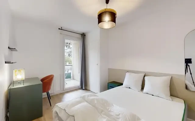 Attractive double bedroom in Grand Clément 0