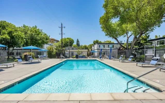 Academy Lane Apartment - Davis student accommodation - Swimming pool