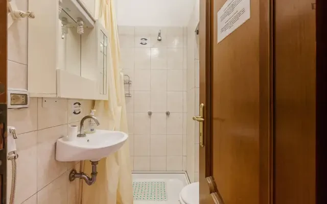 Cosy 2 bedroom apartment between Cavour and Termini 3