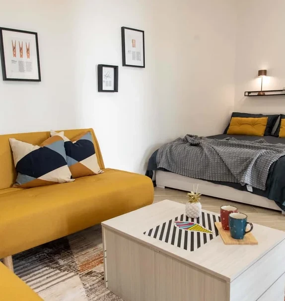 COZY APARTMENT (up to 4) with LIVING AREA, DOUBLE BEDROOM, lovely balcony, 15 min to ROME-DOWNTOWN #R10