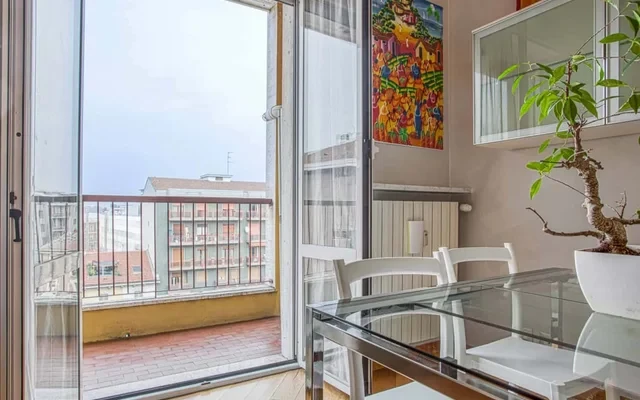 Vibrant 1-bed flat w/ balcony 4