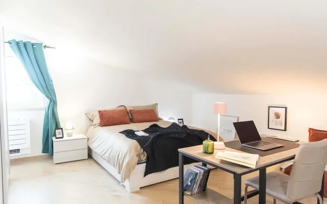 ATTIC APARTMENT (up to 4) with LIVING AREA, PRIVATE TERRACE, 15 min to ROME-DOWNTOWN #R18 0
