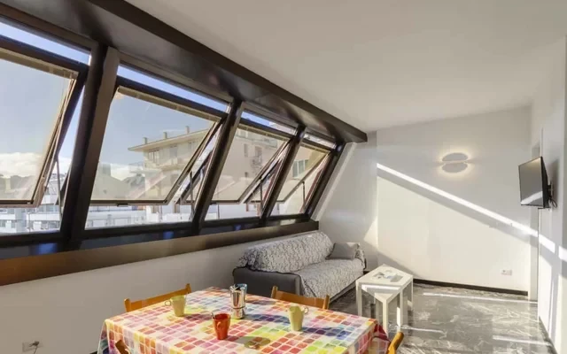 Spacious Apt for 6, near train station and beach 2