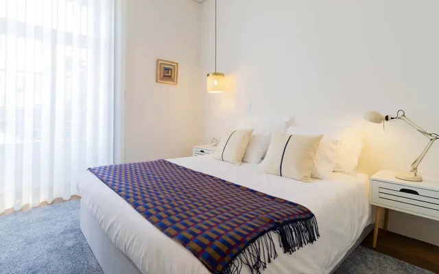 Stylish 1-Bedroom Apartment with Balcony on Rua do Carmo, Porto 2