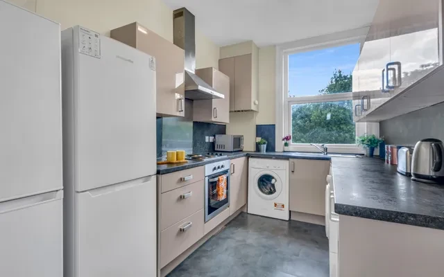 Flat 5, 257 HYDE PARK ROAD 1