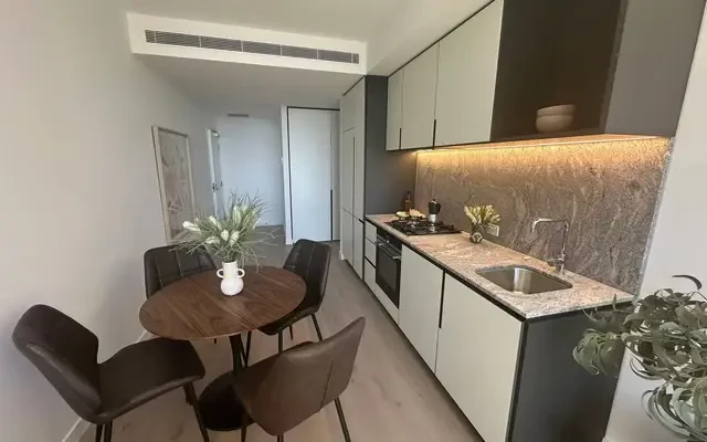 648 Lonsdale Street 4