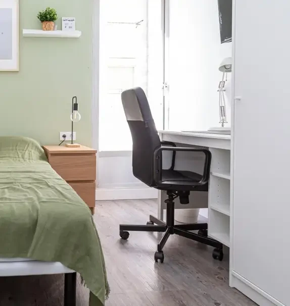Cozy single bedroom