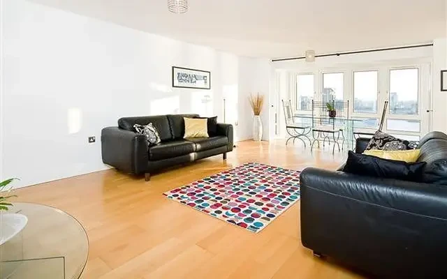 St. Davids Square, London, E14 3WE 4