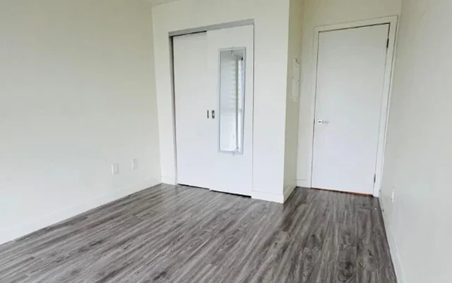128 King Street North 1
